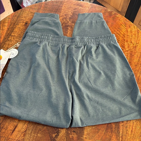 NWT Vuori Performance Jogger - Picture 4 of 9